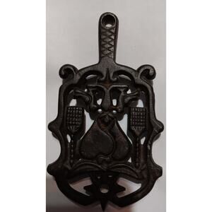 VINTAGE WILTON BRASS FOOTED TRIVET, HEART, BROOMS, LOVE BIRDS, 51/4" x 3"